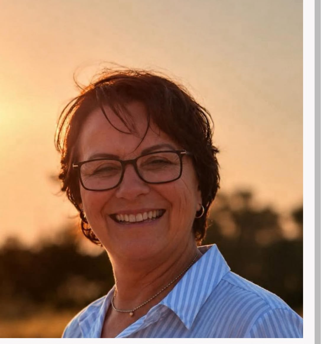 Magdalena Sánchez Blesa sonríe al atardecer